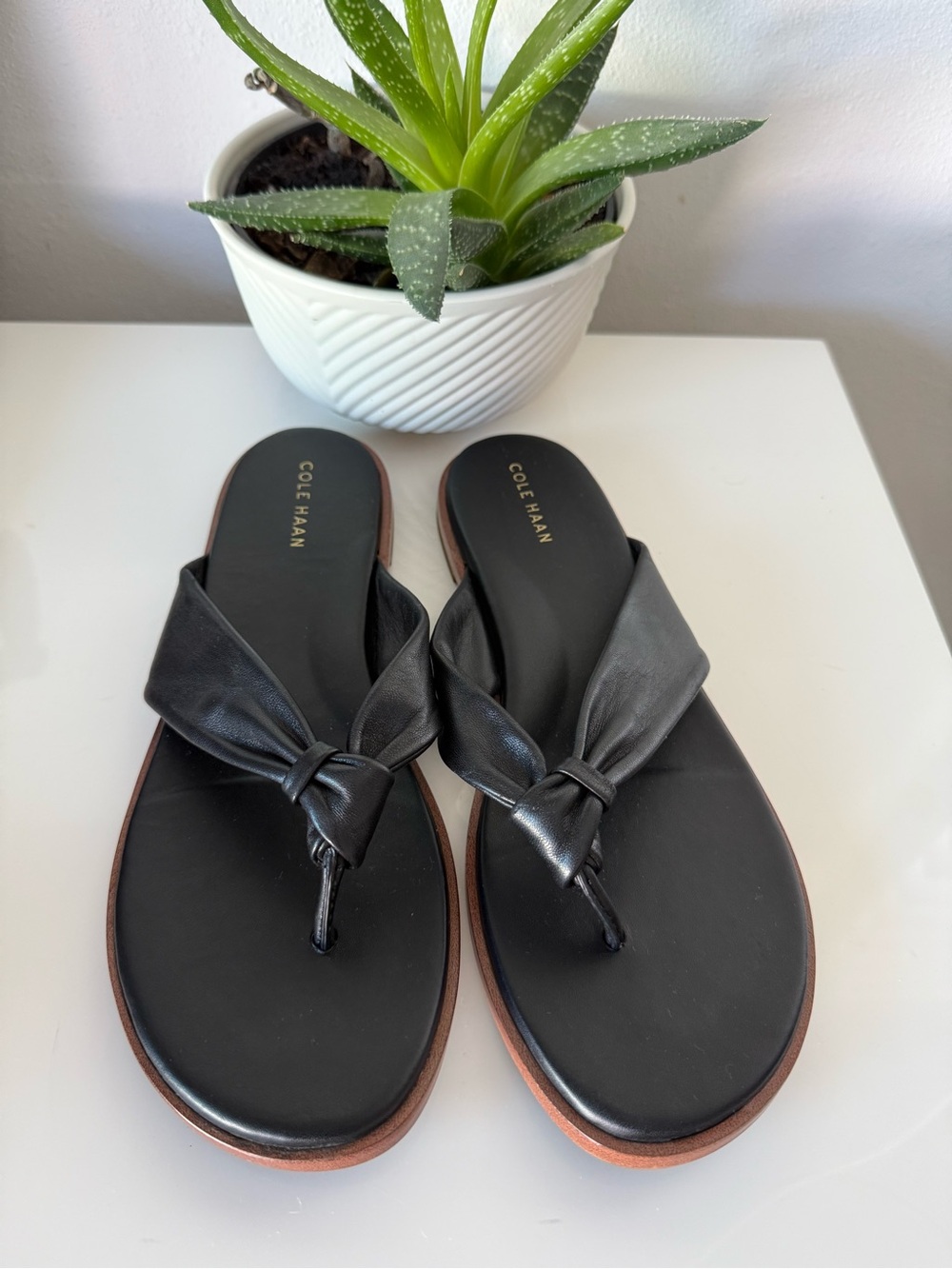 Cole Haan Women's Fiona Thong Sandal, Black Leather Size8.5 Excellent Condition - Picture 2 of 8